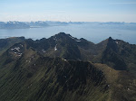 Hadseløyas ville fjell med lofotveggen i bakgrunnen