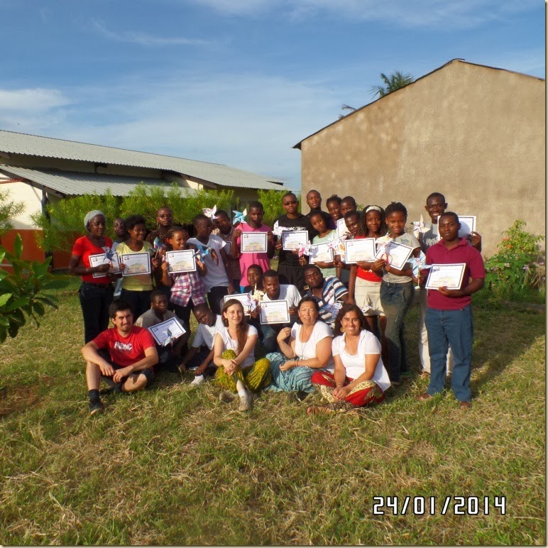 os participantes com os diplomas de participação