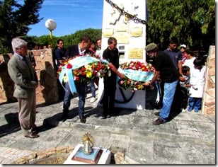 Ex combatientes y el intendente de La Costa, Juan Pablo de Jesús, depositando una ofrenda floral en homenaje a los soldados caídos