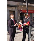 01-Alcalde izando la bandera
