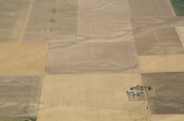 Aerial view of drought-affected farmland near Strasburg, Colorado, on 21 July 2012. Image: USDA / Lance Cheung / Flickr