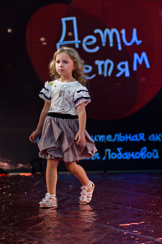 Лариса ЛОБАНОВА (показ дитячої колекції), HOLIDAY FASHION WEEK 2011 Фото Сергея Черникова