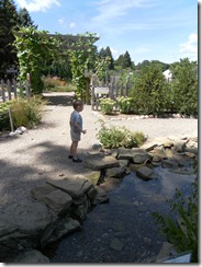 2011-08-22 Caelun at the children's garden 009