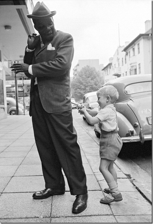 David GoldblattHoldup in Hillbrow, Johannesburg, November 1963