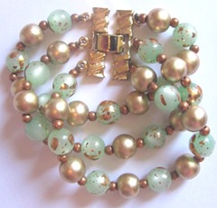 vintage green n gold bead clasp bracelet