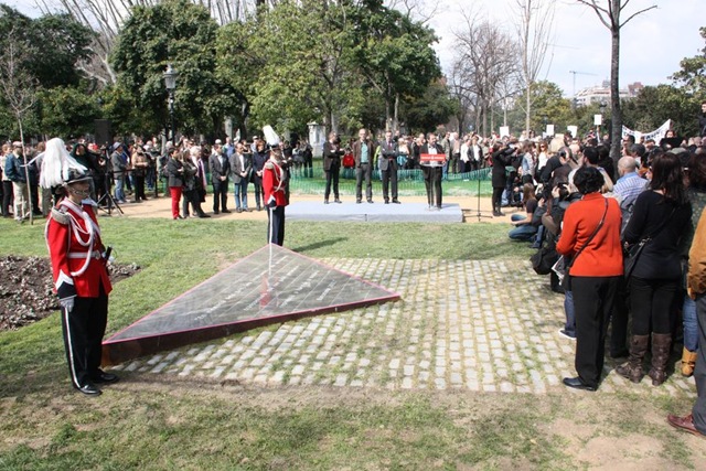 [barcelonahomomonument6.jpg]