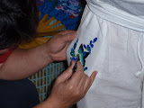 Decoratori all'opera... sui pantaloni di Ila