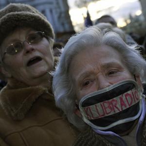 [AP_hungary_protest_300_eng_22jan12%255B2%255D.jpg]