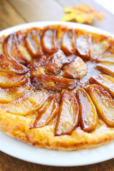 Apple Tarte Tatin – Apples, sugar, butter and puff pastry are all you need for this delicate, delicious apple tarte tatin! | thecomfortofcooking.com