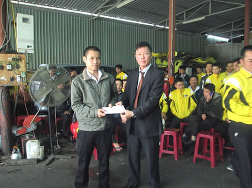 trao thuong cho nhan vien trao thuong cho nhan vien