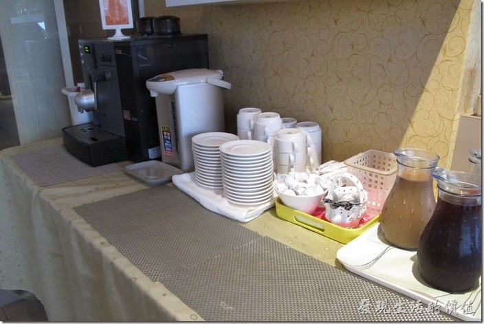 台南-上品鐵板燒餐廳。一旁還有咖啡及冷飲可以食用。