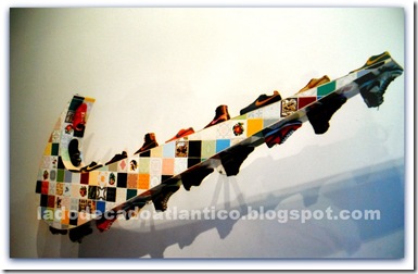 Obra de Joana Vasconcelos "Luso Nike" com a logomarca em azulejos e tênis Imagem da obra de Joana Vasconcelos "Luso Nike" com a logomarca em azulejos e tênis