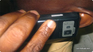 – Main avec portable. – Main avec portable.