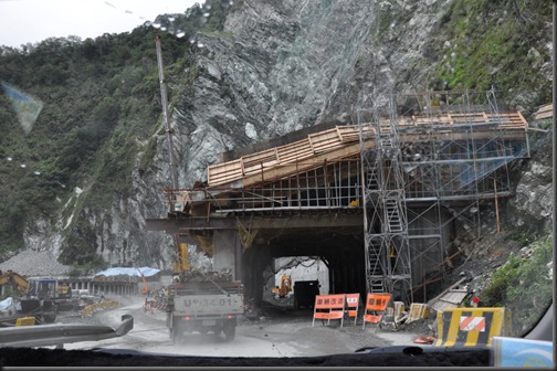 Clearing landslide at tunnel entrance to Baiyang trail 
