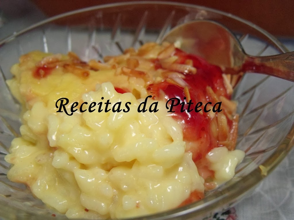 [Arroz%2520doce%2520de%2520laranja%252C%2520doce%2520de%2520morango%2520e%2520am%25C3%25AAndoas-empratado%2520perto%255B4%255D.jpg]