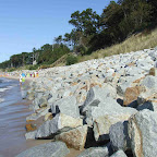 Za przewężeniem trochę kamieni jak na gruzowisku...ale tuż zaraz rozpocznie się ponownie ładna plaża.