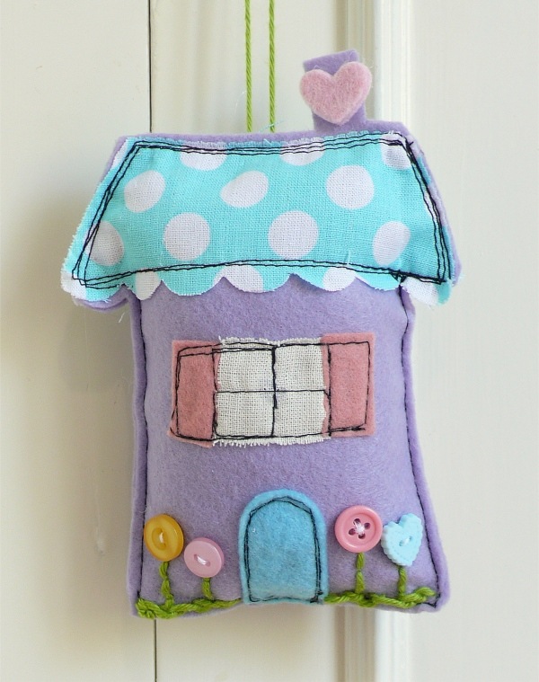 [cafe%2520creativo%2520-%2520sizzix%2520big%2520shot%2520-%2520sewing%2520houses%2520pincushion%2520%25283%2529%255B4%255D.jpg]