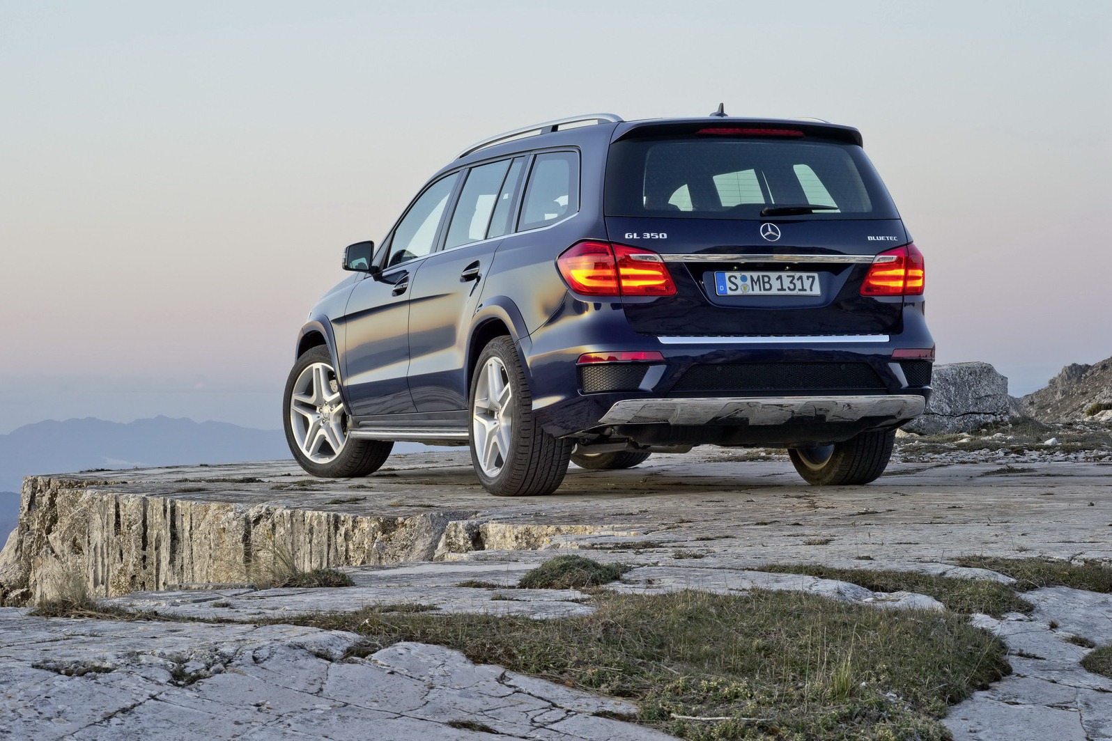 2013-Mercedes-Benz-GL-Class-11[2].jpg