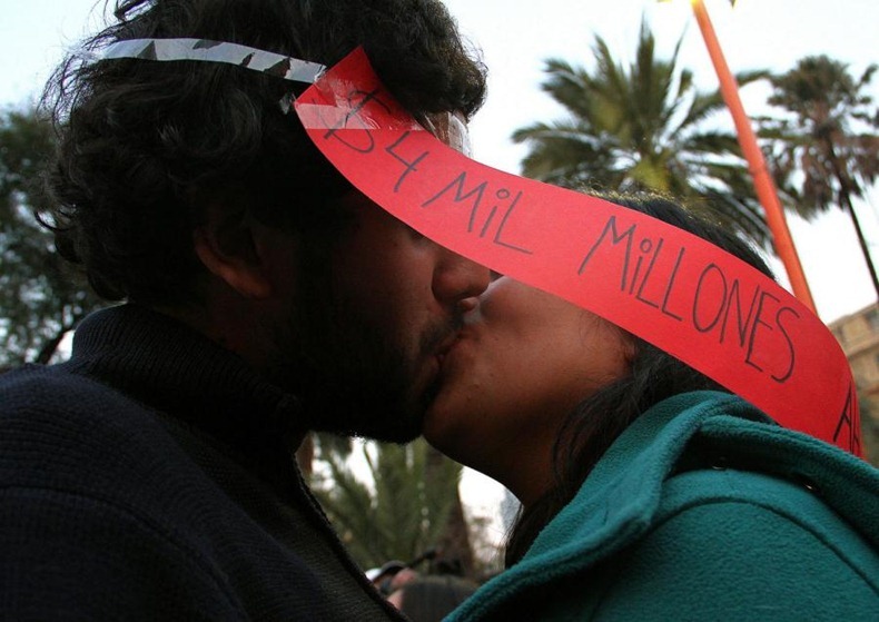 kissing-protest-10 kissing-protest-10