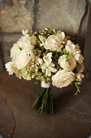 white-and-green-bridal-bouquet-Surfsand-Resort-Françoise-Weeks
