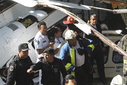 MÉXICO, D.F., 21OCTUBRE2011.- Un helicoptero del Estado de México se desplomo atras de los Viveros de Coyoacán. Entre las personas que viajaban se encontraba el Secretario de Desarrollo Metropolitano quien resultó lesionado, dos personas más perdieron la vida en el accidente. Elementos antimotinesmantienen resguardado la zona para que peritos realizen los peritajes correspondientes.
FOTO: SAÚL LÓPEZ/CUARTOSCURO.COM