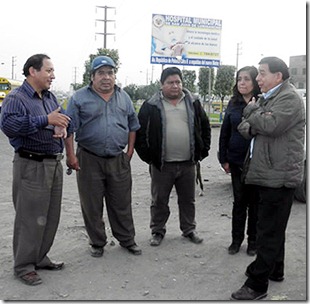 el regidor andres baca junto al arquitecto quilca y a la in geniera maria yaipen y dirigentes del anexo 22