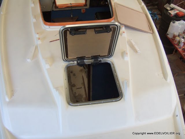 On aperçois les charnières intérieures qui permettent aussi de maintenir le paneau ouvert dans n'importe quelle position.
