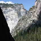 100% granite. La montagne la plus connue de Yosemite (et qu'on ne voit évidemment pas ici) est le Half Dome qui a la forme que son nom suggère et qui est tellement atypique qu'elle est devenue le logo du parc.