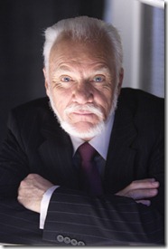 Malcolm McDowell segít a hírességek gondjain