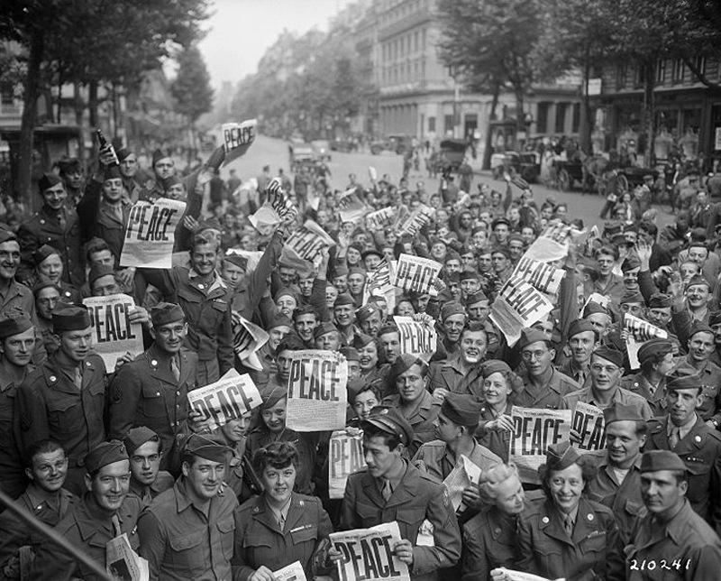 [American_military_personnel_gather_in_Paris_to_celebrate_the_Japanese_surrender%255B2%255D.jpg]