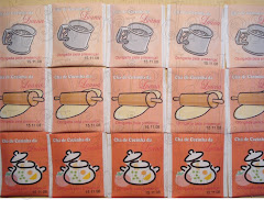 Sachê de chá
    : R$2,00 unid (min.30 unids).
    : Cento= R$180,00.
    : Sabores camomila, erva-cidreira ou chá preto.
    : Pode-se optar na escolha de mais de um sabor (min. 20 unids por sabor).
    : Personalização feita através de etiqueta personalizada e não por impressão na embalagem. O sachê já vem com o saquinho dentro.
    : Criamos uma etiqueta personalizada que colamos por cima de um sachê comum que encontramos no supermercado do tipo que já vem lacradinho na lateral. 
    : Assim o conteúdo fica preservado.
