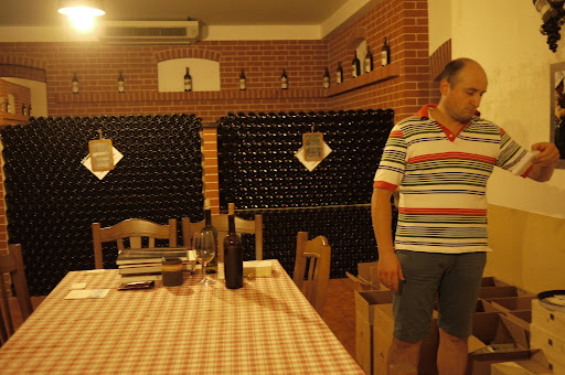 Giuseppe Cortese莊主與其小酒窖進入酒莊先參觀環境，可看到其背後堆藏著07年的Rabaja，並說明著該室是長年恆溫在14度，讓好酒們可安穩的慢慢陳至最洽當的狀態然後出廠