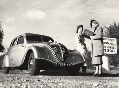 Peugeot 402 en situation en 1938 Peugeot 402 en situation en 1938