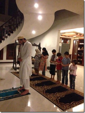 muslim_family_praying_salat