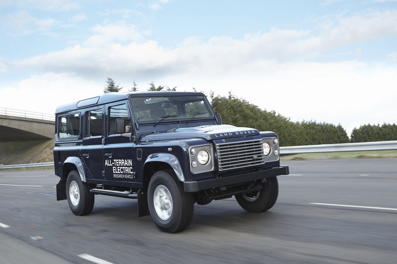 Land-Rover-Defender-Electric-4[2].jpg