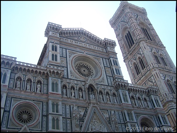 Fachada de la Catedral de Santa Maria de Fiori y del Campanile de Ghiotto en Florencia