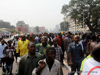 Quelques marchands manifestent contre l’exercice  du petit commerce par les étrangers ce 26/07/2011 à Kinshasa. Radio Okapi/ Ph. John Bompengo