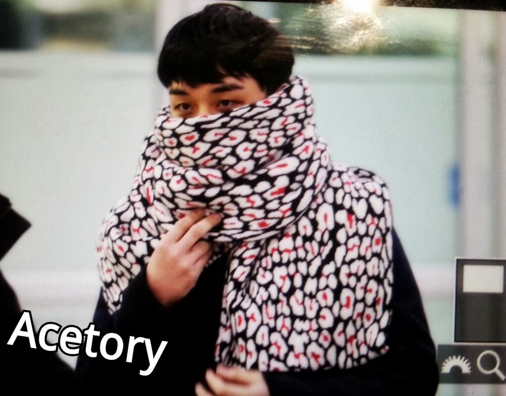 Big Bang - Gimpo Airport - 18nov2013 - Seung Ri - Fan - Acetory - 01.jpg