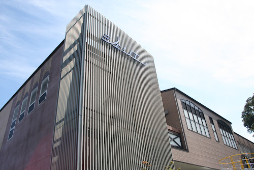 立派な建物です。工場なのかな？