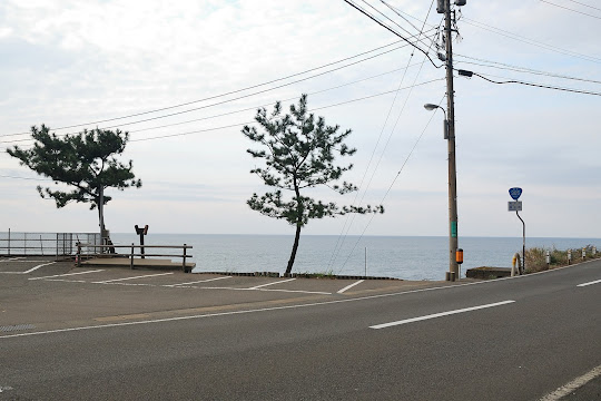 背後は海