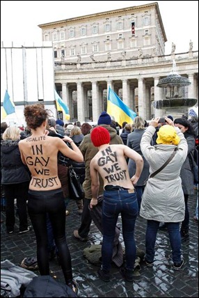 protesto Femen no Vaticano 05