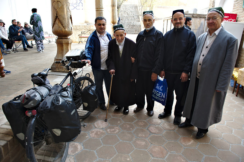 Cu batranii din valea Fergana. Ca o paranteza batranii sunt extrem de importanti si de respectati in Uzbekistan.