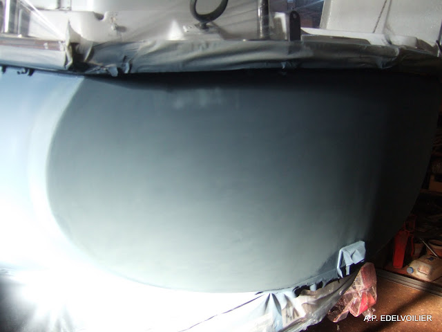 Pour le dépoussièrage j'ai procédé en 3 temps : 1) avec la souflette du compresseur 2) à l'eau et éponge et pour finir 3) à l'acétone.