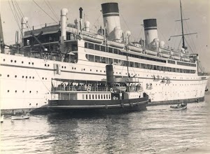 El CAID junto a un gran liner italiano. De la pagina web de M.H. Bland.JPG