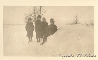 Snowy people DL Antiques snapshot