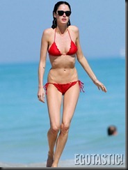 nicole-trunfio-heats-up-miami-in-a-red-tiny-bikini-01-675x900