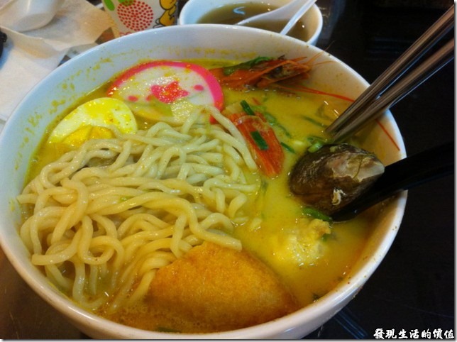 這裡的咖哩海鮮麵裡頭的配料有白煮蛋半顆、蝦子一隻、蛤蜊數枚,孔雀蛤一枚、蟹肉棒、豆皮、魚板、油條…等,說真的在咖哩湯頭放進油條吸飽湯汁真是一絕,咬一口油條,那濃郁的咖哩香味全在口中散開來,真是一大享受呀! 「南港-念戀小館」品嚐咖哩的好味道