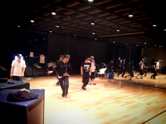 Tae Yang - YG Dance Studio - 14dec2011 - 04.jpg