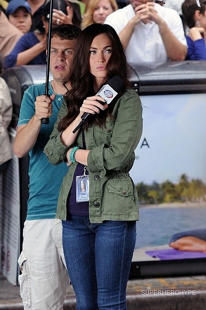 April O'Neil and Fenwick Go After a Breaking Story in Teenage Mutant Ninja Turtles Set Photos 04