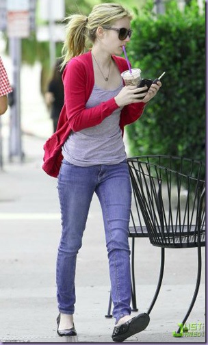 Look-Cardigã-Vermelho-Emma-Roberts Look-Cardigã-Vermelho-Emma-Roberts